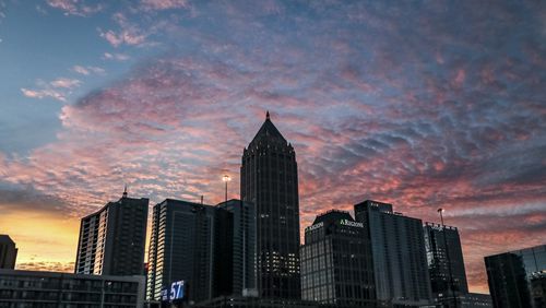 September 25, 2023 Atlanta: The Monday morning sky really put on a show in Midtown Atlanta for the kickoff for the first week of fall with warm, dry conditions. It was a chilly to start with temperatures in the high 50s and low 60s in most areas ahead of daybreak.  Chances for a stray shower go up tomorrow and gradually increase for the middle part of the week. “Not only will we have a little bit of rain around, we’re also going to have some cooler temperatures,” Channel 2 Action News meteorologist Brian Monahan said. “Northeast wind is going to drop us down to the 70s for highs.” Things should warm back up a bit for the weekend, and rain chances are expected to go down then, too. (John Spink / John.Spink@ajc.com) 

